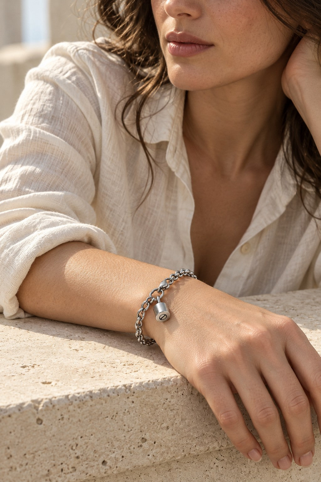 Liaison, Femme · 01, finition argent, mise en scène conceptuelle