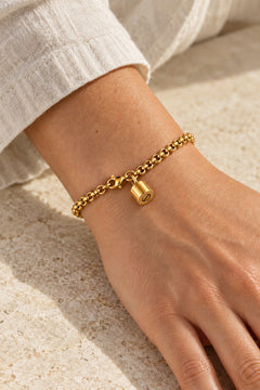 Bracelet · Doré, porté femme · studio, mise en scène conceptuelle