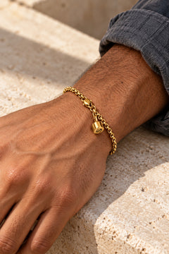 Bracelet · Doré, porté homme · studio, mise en scène conceptuelle