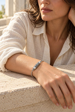 Frisson · Bracelet ajouré, Argenté, porté femme, mise en scène conceptuelle
