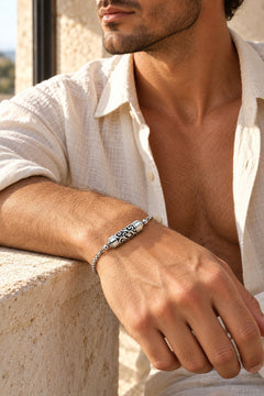 Frisson · Bracelet ajouré, Argenté, porté homme, mise en scène conceptuelle