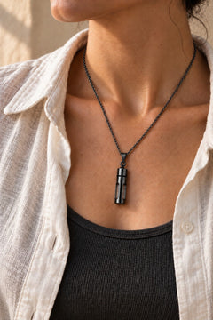 Collier · Noir, porté femme · studio, mise en scène conceptuelle