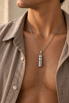Collier · Argenté, porté homme · studio, mise en scène conceptuelle