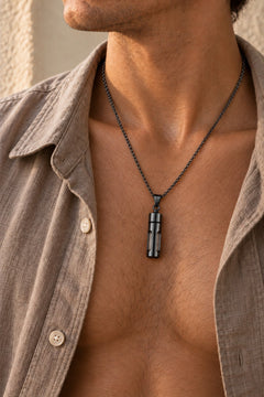 Collier · Noir, porté homme · studio, mise en scène conceptuelle