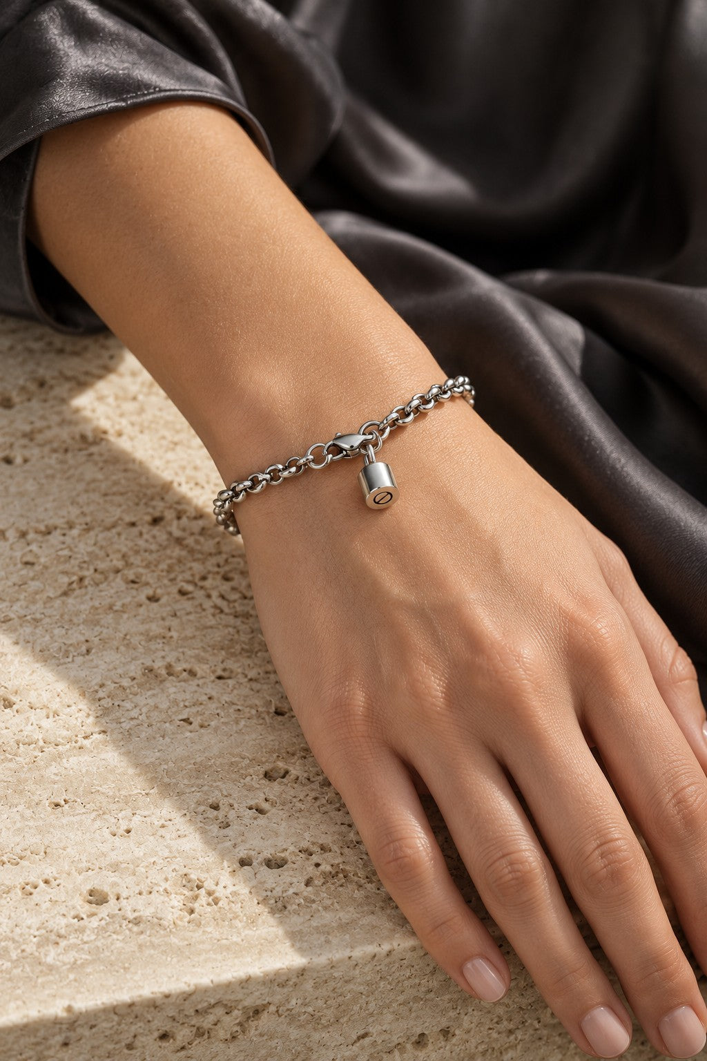 Liaison, Femme · 02, finition argent, mise en scène conceptuelle