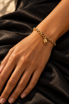 Bracelet · Doré, porté femme · silhouette 02, mise en scène conceptuelle