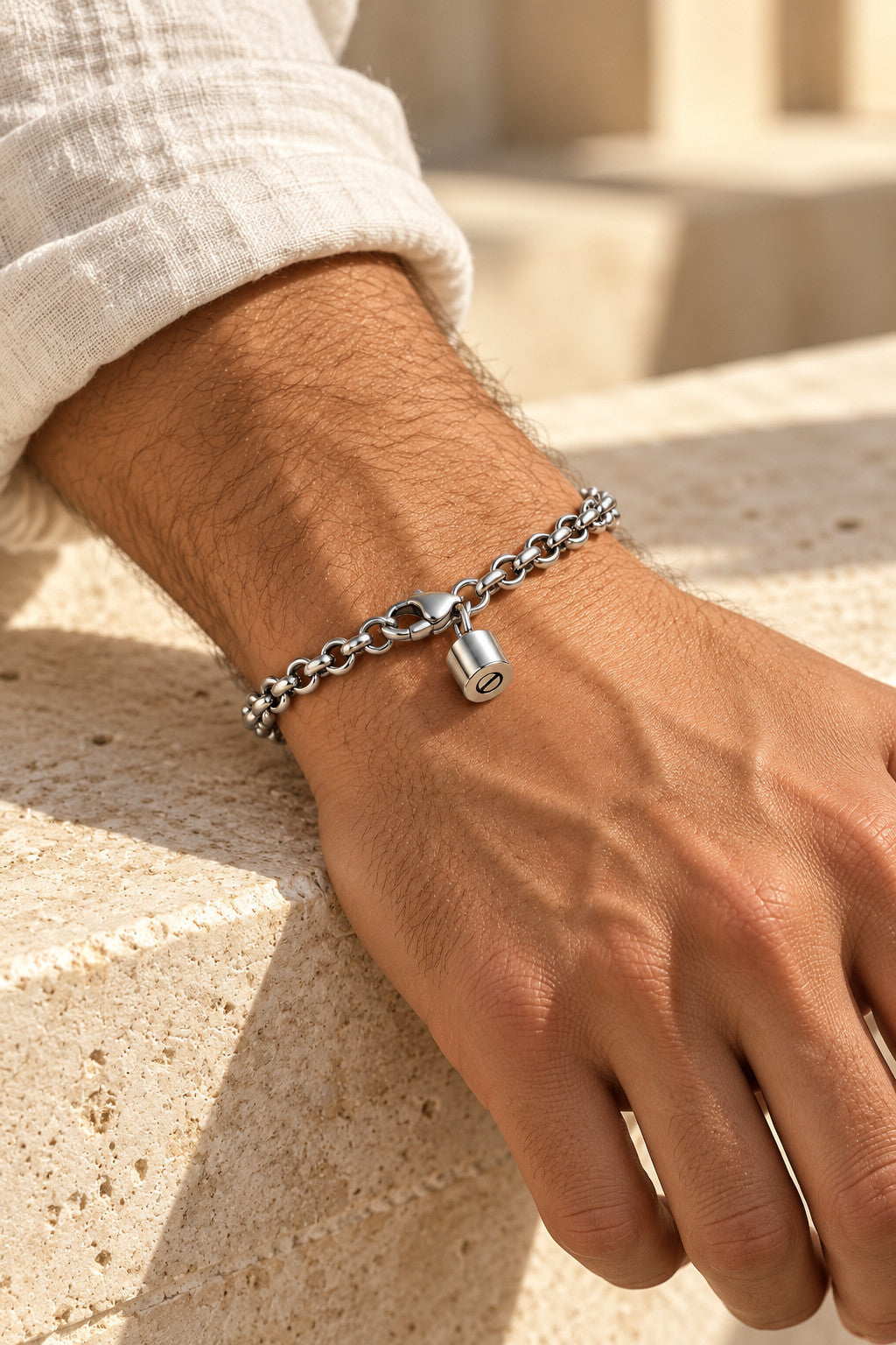 Liaison, Homme · 01, finition argent, mise en scène conceptuelle
