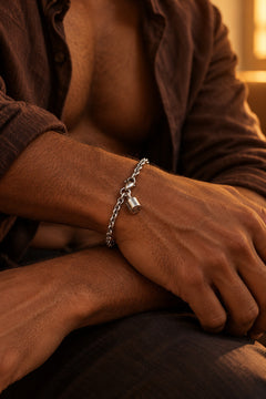 Liaison, Homme · 02, finition argent, mise en scène conceptuelle