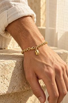 Bracelet · Doré, porté homme · silhouette 01, mise en scène conceptuelle