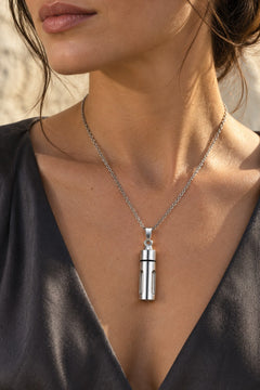 Collier · Argenté, porté femme · silhouette 02, mise en scène conceptuelle