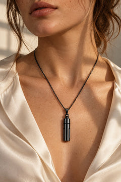 Collier · Noir, porté femme · silhouette 02, mise en scène conceptuelle