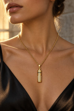 Étreinte, Femme · 02, finition dore, mise en scène conceptuelle
